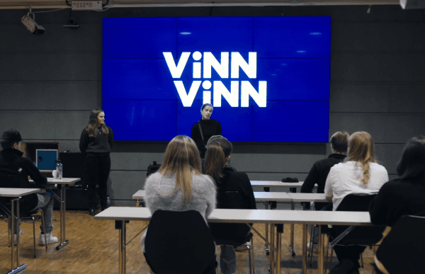 Classroom with vinn-vinn on the big screen